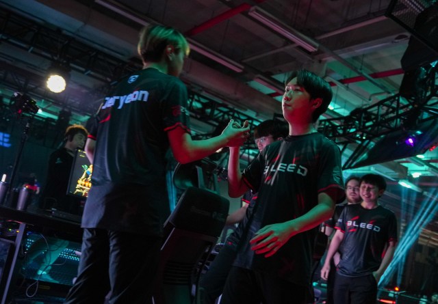 Bleed Esports célèbrent après avoir remporté leur premier match au VCT Pacific 2024.