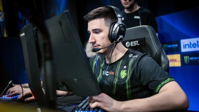 Maden, un joueur de l'équipe Falcons, est assis à son PC à l'IEM Katowice jouant à CS2.