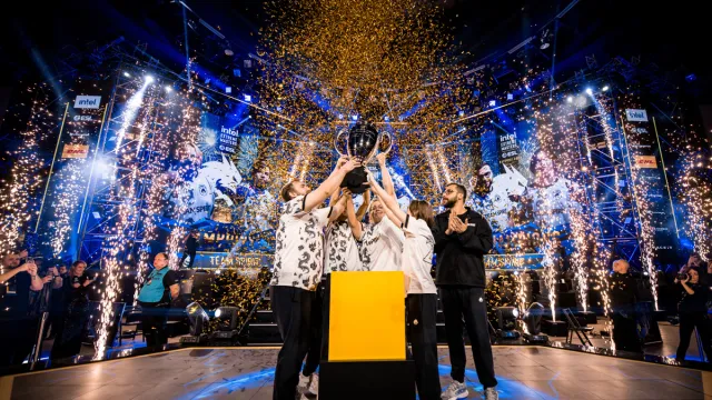 L'équipe CS2 de Team Spirit lève le trophée de l'IEM Katowice alors que la foule célèbre.