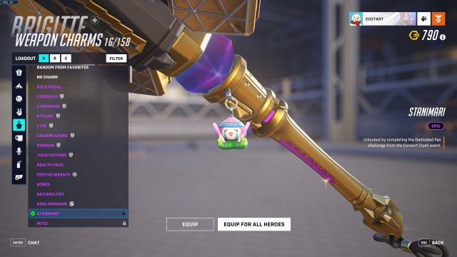 L'arme de Brigitte en or dans Overwatch 2, accessoirisée avec un charme LE SSERAFIM.