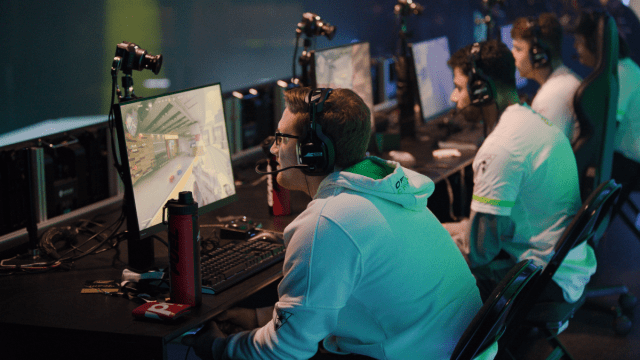 Scump et d'autres joueurs d'OpTic Gaming en compétition dans la CDL sur scène