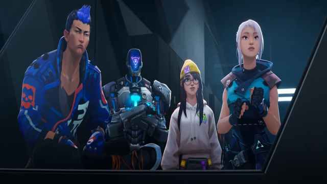 Yoru, KAY/O, Killjoy et Jett regardent Phoenix s'entraîner.