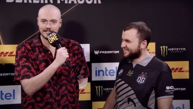 Mind_Control lors d'une interview Dota 2 avec SirActionSlacks.