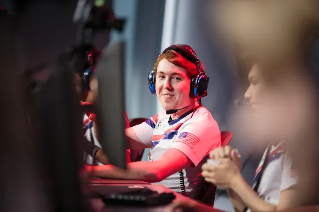 Muma, un joueur d'Overwatch, sur scène dans la ligue Overwatch.