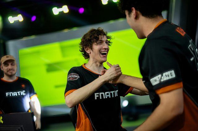 Boaster de Fnatic célèbre avec ses coéquipiers sur scène lors de la phase de groupes du VCT EMEA 2024.