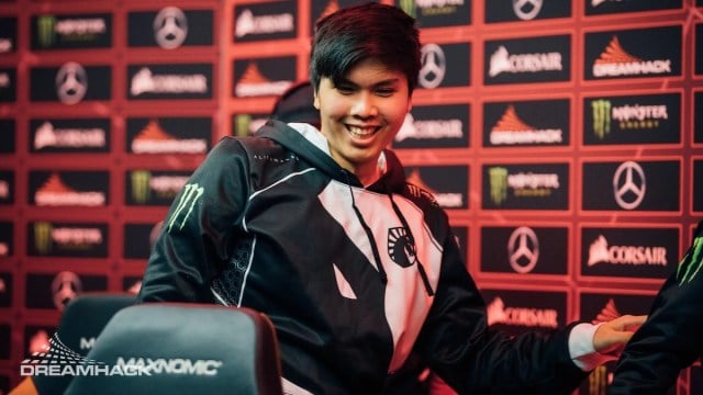 Taiga jouant à Dota 2 lors d'un événement LAN.