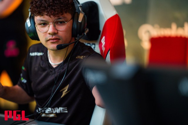 Salazar, un joueur de ECSTATIC, vérifie un écran lors du Major de PGL CS2 à Copenhague.