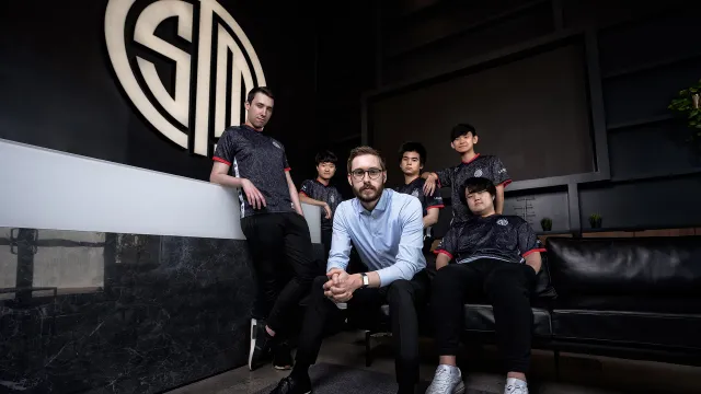 L'équipe de TSM LoL posant devant le logo.