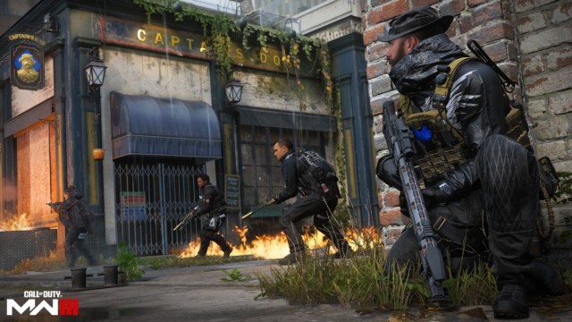 Un opérateur se met à couvert de près et les autres cherchent à se battre avec des armes à la main dans MW3.