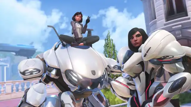 D.Va posant à côté de Pharah avec leurs skins de collaboration Porsche dans OW2