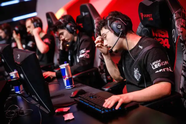 G2 Esports réagissent sur scène après avoir été battus par T1 lors de la phase de bracket du MSI.