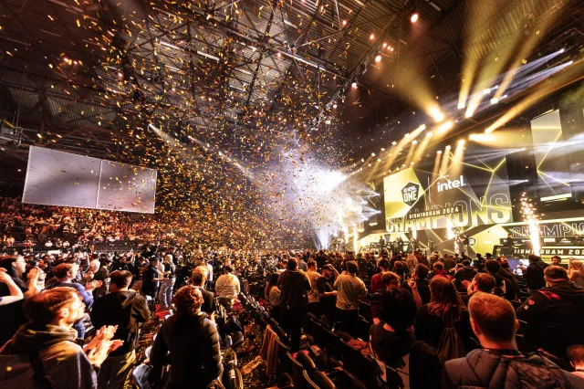 Des confettis dorés tombent sur l'arène de l'ESL One Birmingham après la victoire des Faucons