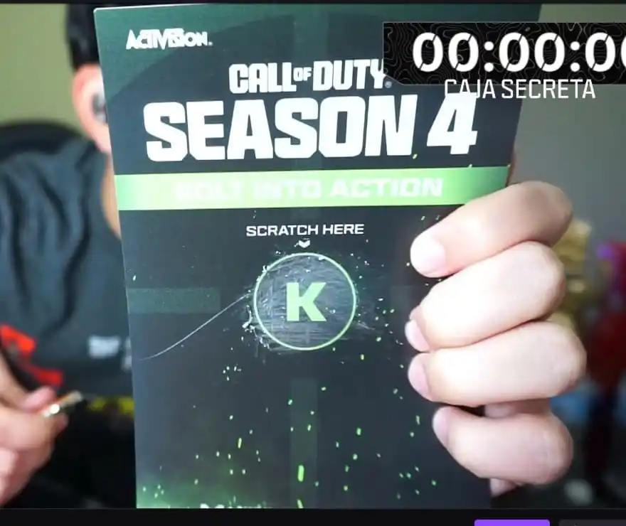 Kestico tient une carte promotionnelle pour la saison 4 de MW3 avec un « K » au milieu.