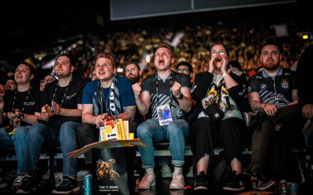 Les fans d'OG encouragent leur équipe au tournoi Dota 2 ESL One Birmingham