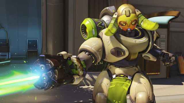 Orisa, héros d'Overwatch 2, tirant avec son arme principale dans une posture agressive.
