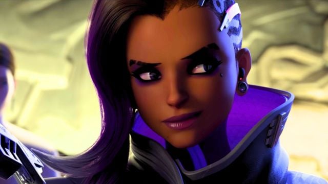 Sombra souriant alors qu'elle interroge une femme dans Overwatch 2