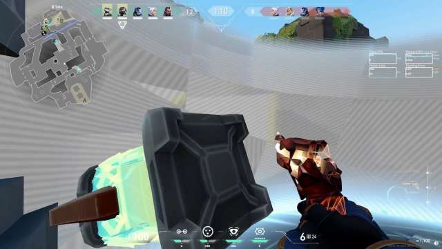 Grenade flash de KAY/O rebondissant sur Cypher dans sa cage dans VALORANT.