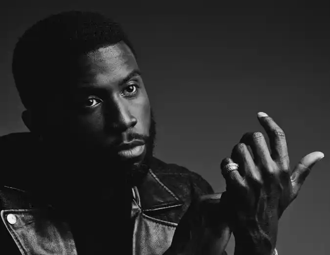 Photo en noir et blanc de l'acteur Y'lan Noel.