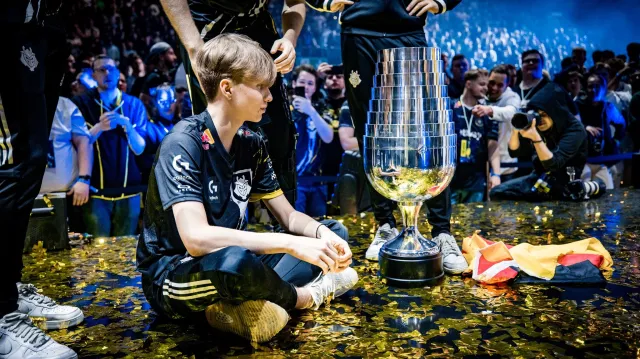 Photo du joueur russe de CS:GO m0NESY assis devant le trophée de l'IEM Cologne 2023 après la victoire de G2 contre ENCE en finale.