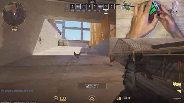 Un joueur utilisant un Rubik's Cube pour jouer à CS2.