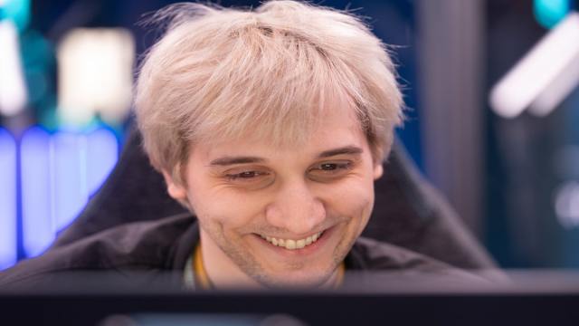 Joueur de Dota 2 Arteezy souriant