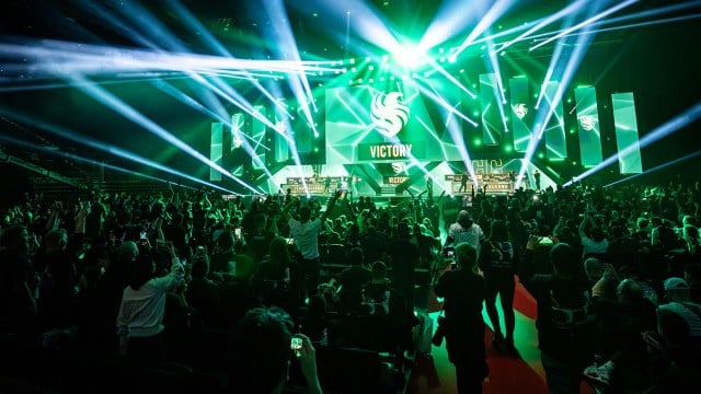 La foule de l'ESL One Birmingham applaudit après la victoire des Faucons au tournoi Dota 2.