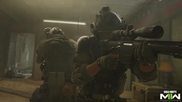 Deux soldats tiennent une maison avec l'un visant à travers un fusil de sniper dans Call of Duty: Modern Warfare 2.