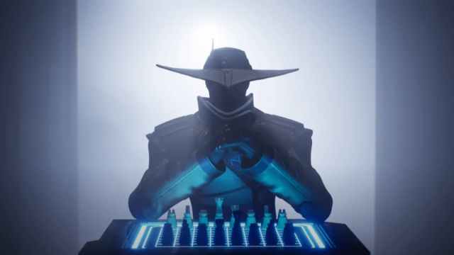 Cypher, agent de VALORANT, les mains jointes sur un fond gris clair.