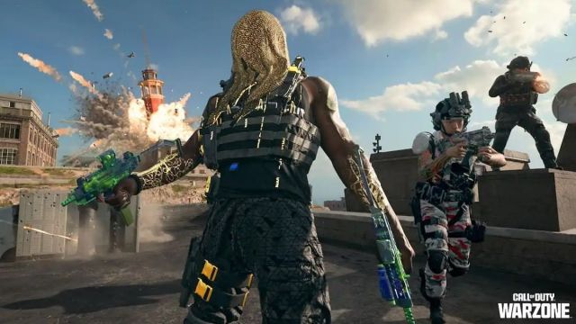 Opérateur de Warzone avec des mitraillettes dans les deux mains et deux autres opérateurs vers sa gauche chargeant en avant