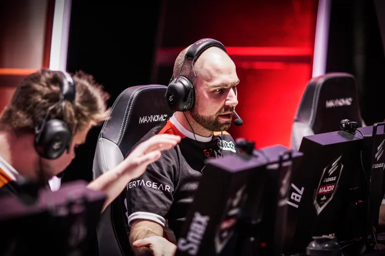 Une photo de TaZ sur l'ordinateur, donnant un high-five à Snax qui est du côté gauche de l'image.