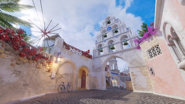 Une arche avec des cloches devant un village grec sur la carte Thera dans CS2.