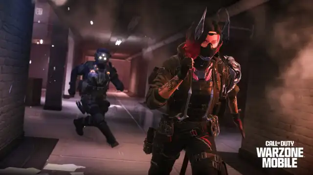 Joueur fuyant un zombie dans Warzone Mobile.