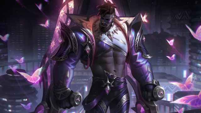 K'Sante tenant ses deux armes de mêlée entouré de papillons dans League of Legends.