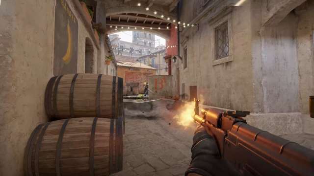 Capture d'écran de Counter-Strike 2 montrant une fusillade entre deux joueurs dans la Banane de Inferno.