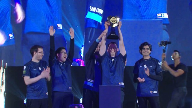 Team Liquid se tient sur la scène au Pérou en soulevant le trophée de la saison 2 de l'Elite League.