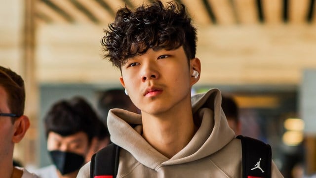 Jojopyun arrivant sur la scène des play-ins du championnat du monde de League of Legends le 4 octobre 2022