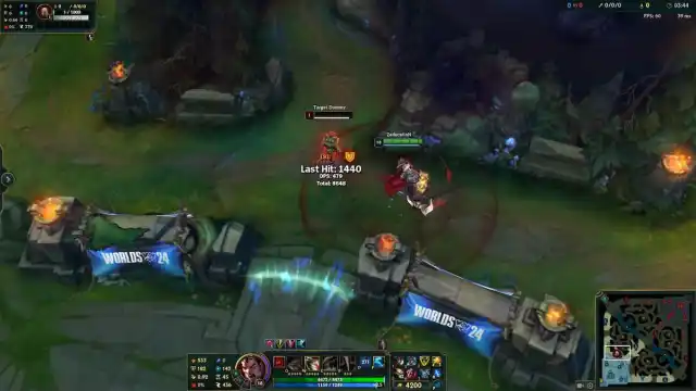 Darius balançant sa hache en cercle, endommageant un adversaire et le laissant saigner sur la carte Summoner's Rift de League of Legends.