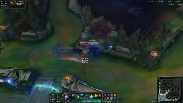 Kha'Zix, une créature ressemblant à un insecte et champion de League of Legends, saute par-dessus le mur et tranche son adversaire avec deux grandes griffes sur la carte Summoner's Rift du jeu.