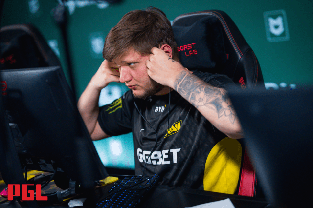 s1mple mettant ses poings sur son visage