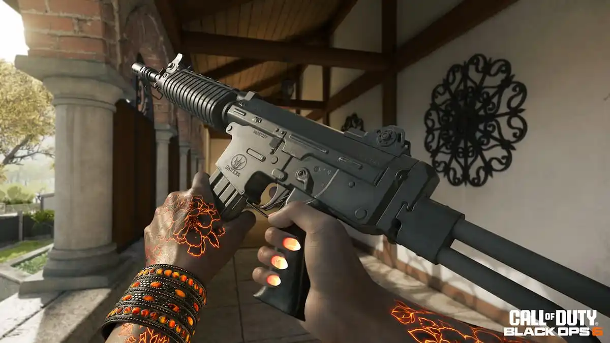 Fusil d'assaut Krig C dans Black Ops 6, un fusil d'assaut tenu par une paire de mains avec des tatouages et des ongles oranges lumineux.