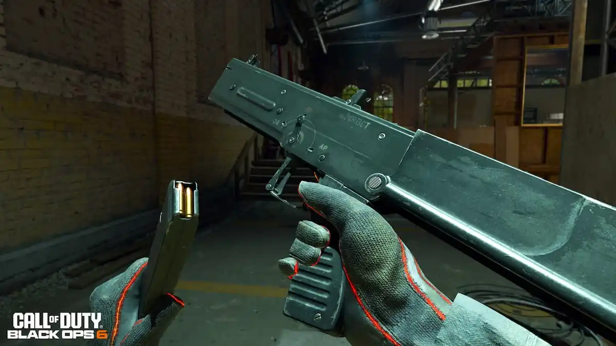 Arme secondaire Sirin 9mm dans Black Ops 6. Un opérateur regarde les balles dans son chargeur pendant qu'il le recharge.