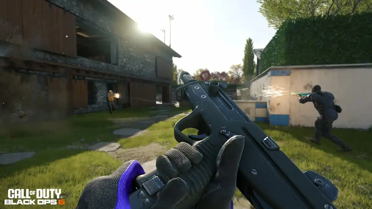 SMG Saug dans Black Ops 6. Un opérateur recharge l'arme tandis que deux ennemis tirent l'un sur l'autre devant eux.