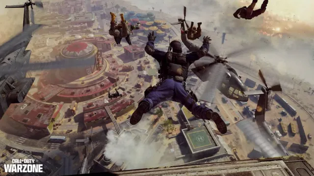Opérateurs de Warzone en parachutisme dans un match avec une vue sur la ville en dessous d'eux.