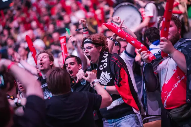 Fans de G2 Esports de la LEC crient après la victoire de G2 lors des finales de la saison de la LEC 2024