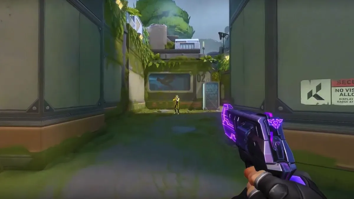 Valorant EXO pack skin revolver Sheriff pointé vers l'ennemi