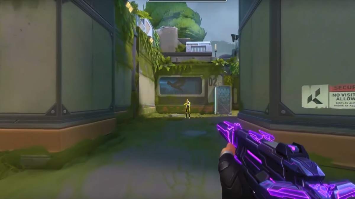 Valorant EXO pack skin spectre violet pointé vers l'ennemi