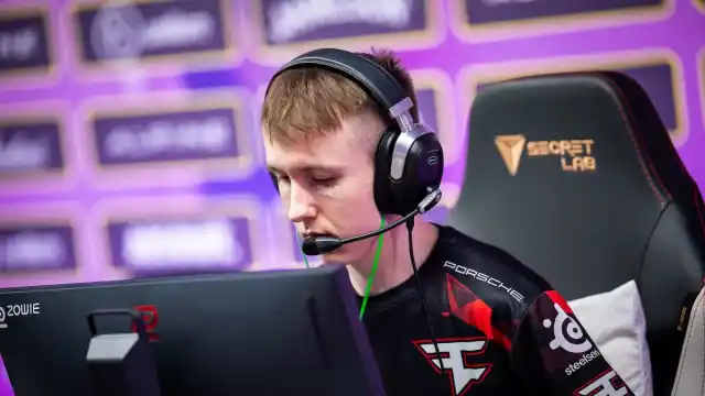 Ropz fixant l'écran lors du Major CS:GO de BLAST.tv Paris.