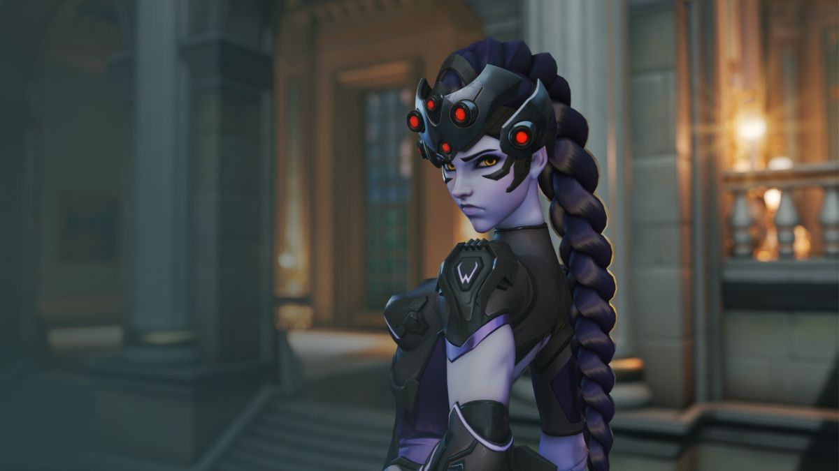 Une image d'Overwatch 2 montrant Widowmaker regardant la caméra dans sa tenue classique.