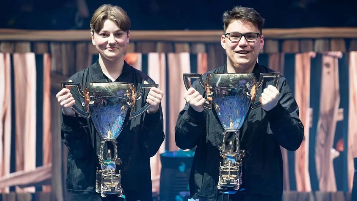 Une image d'Aqua et son duo tenant des trophées après avoir remporté la Fortnite World Cup.
