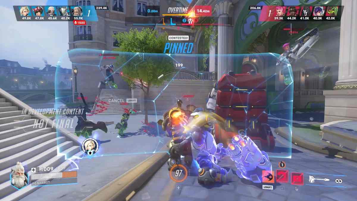 Reinhardt dans un mode de jeu en stade dans Overwatch 2